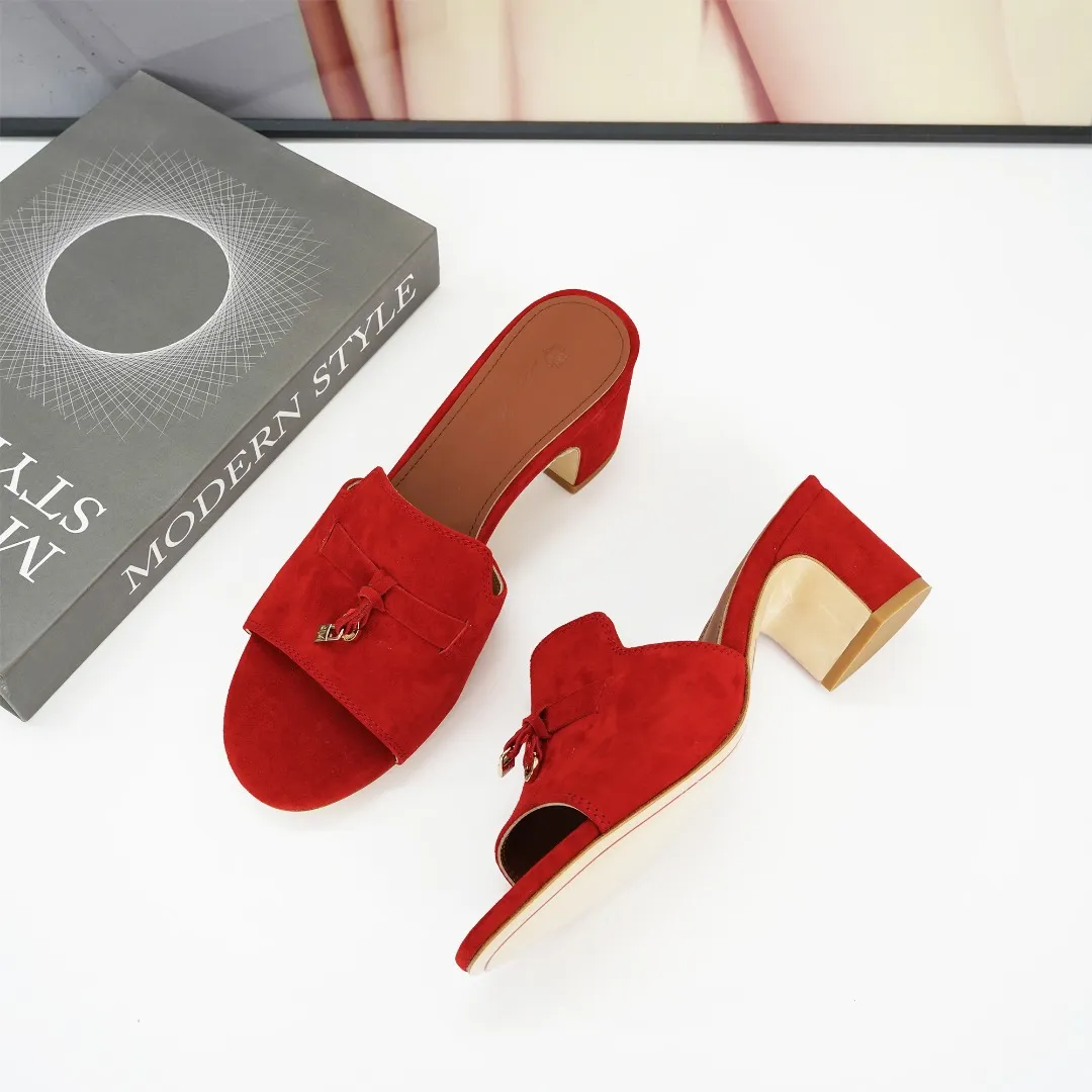 👟👟Ex-factory price 440👟👟 Genuine leather sole +30 suede sheepskin slippers with a strap decorated with Loro Piana My Charms charms and decorated with tone-on-tone stitching. Sophisticated and feminine, it pairs well with both city and resort looks. For those looking for an elegant upgrade, the summer glamor slipper is known for its slim open-back silhouette. size: 35-44 (custom-made sizes 43 and 44 are non-returnable) Upper: imported suede sheep leather (sheep), cowhide ostrich pattern, cowhide snake pattern Lining: imported high-grade mixed sheep silk Heel height: 5.5CM